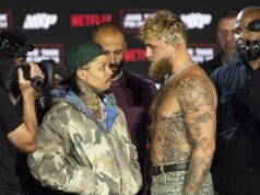 Boj Jakea Paula s „kúskom odpadu“ Tank Davis zrušil po obvineniach z napadnutia Jake Paul rozpráva Tank Davis, právne vyhrážky a olympijské sny snúbenice