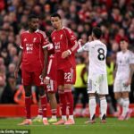 Jamie Carragher označil letné prestupové obdobie Liverpoolu za „podobné Realu Madrid“ po ich veľkých výdavkoch