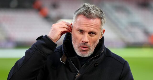 Jamie Carragher sa pozerá 