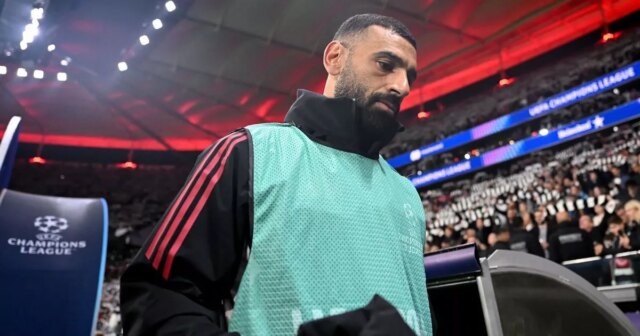 Mohamed Salah z Liverpoolu je na snímke pred zápasom futbalovej Ligy majstrov UEFA medzi Eintrachtom Frankfurt a Liverpoolom FC vo Frankfurte.     