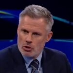 MANCHESTER, ANGLICKO - MÁJ 02: Vedec Sky Sports Jamie Carragher počas zápasu Premier League medzi Manchester City FC a Wolverhampton Wanderers FC na Etihad Stadium 2. mája 2025 v Manchestri v Anglicku. (Foto: James Gill – Danehouse/Getty Images)