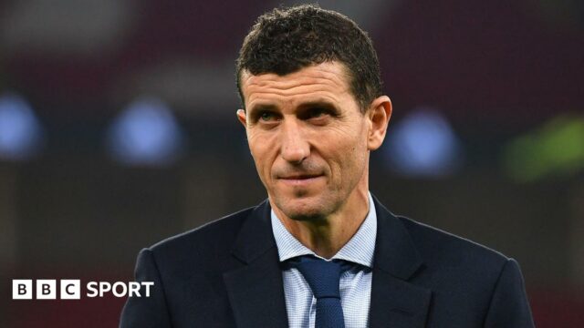 Javi Gracia: Osobnosť je dôležitejšia ako rozvoj, hovorí manažér Watfordu Javi Gracia wearing a shirt and tie
