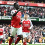 Bukayo Saka z Arsenalu oslavuje strelenie druhého gólu svojho tímu z penalty počas zápasu Premier League medzi Arsenalom a West Hamom United na Emirates Stadium 4. októbra 2025 v Londýne v Anglicku.