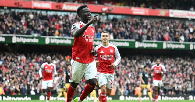 Bukayo Saka z Arsenalu oslavuje strelenie druhého gólu svojho tímu z penalty počas zápasu Premier League medzi Arsenalom a West Hamom United na Emirates Stadium 4. októbra 2025 v Londýne v Anglicku.