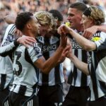 Micky van de Ven z Tottenhamu Hotspur oslavuje druhý gól svojho tímu so spoluhráčmi Xavim Simonsom a Pedrom Porrom z Tottenhamu Hotspur počas zápasu Premier League medzi Evertonom a Tottenhamom Hotspur na štadióne Hill Dickinson 26. októbra 2025 v Liverpoole v Anglicku.