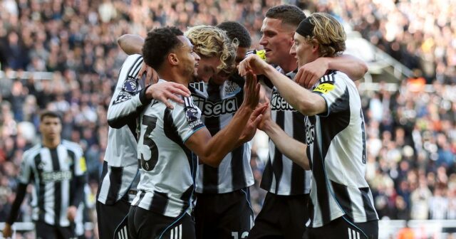 Je Newcastle vs Tottenham v televízii? Pozrite si zápas Carabao Micky van de Ven z Tottenhamu Hotspur oslavuje druhý gól svojho tímu so spoluhráčmi Xavim Simonsom a Pedrom Porrom z Tottenhamu Hotspur počas zápasu Premier League medzi Evertonom a Tottenhamom Hotspur na štadióne Hill Dickinson 26. októbra 2025 v Liverpoole v Anglicku.