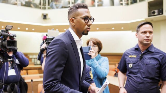 Jerome Boateng po odpore zo strany jeho nasledovníkov využíva pripravenú Jerome Boateng po odpore zo strany jeho nasledovníkov využíva pripravenú výuku Bayernu Mníchov