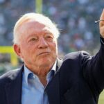 Jerry Jones ponúka stredový prst pre sledovateľov Jets