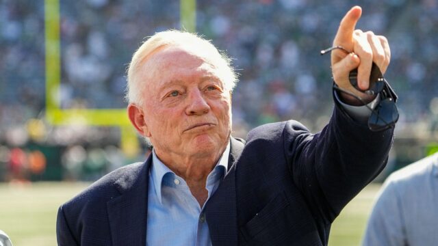 Jerry Jones ponúka stredový prst pre sledovateľov Jets 

