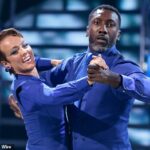 Prísne príchod tanca a bývalá futbalová hviezda Jimmy Floyd Hasselbaink (vpravo) unikol životu zločinu ako teenager, aby sa stal najväčším pódiom