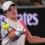 Fonseca pózuje s trofejou po víťazstve na nedeľňajšom turnaji Swiss Indoors ATP 500.