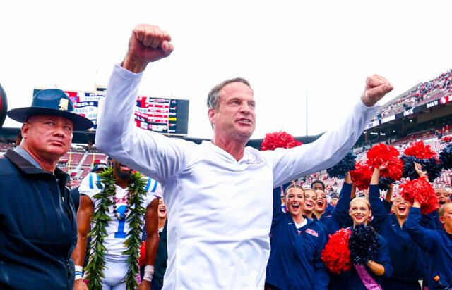 Joel Klatt vydal svoj verdikt o výmene Briana Kellyho ako logo pochodového šialenstva