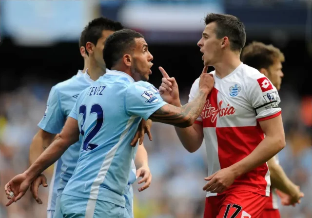 Joey Barton satirizuje Transplantáciu vlasov Wayne Rooney uprostred teórie konšpiračného konšpirácie v Manchestri. 

