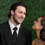 Josh Allen uvádza manželský vzťah k Hailee Steinfeld mu ukázal lekciu životnosti