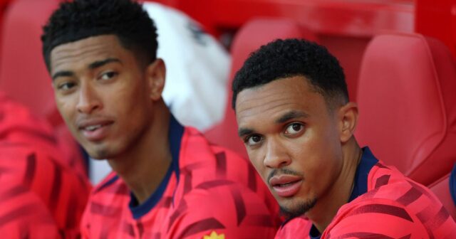 Philadelphia, Pensylvánia - 26. júna: Jude Bellingham a Trent Alexander -Arnold z Real Madrid vstúpia do ihriska pre zahrievanie pred začatím sa pred začatím zápasu Majstrovstiev sveta H. FIFA Club 2025 Group H medzi FC Red Bull Salzburg a Real Madrid CF. (Foto: Jonathan Moscrop/Getty Images)