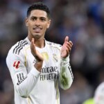 Jude Bellingham oslavuje so svojimi spoluhráčmi z Realu Madrid