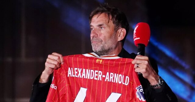 Jurgen Klopp s košeľou Trent Alexander-Arnold