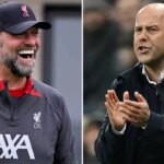 LIVERPOOL, ANGLICKO – 19. OKTÓBRA: Arne Slot, manažér Liverpoolu, sleduje pred zápasom Premier League medzi Liverpoolom a Manchestrom United na Anfielde 19. októbra 2025 v Liverpoole v Anglicku. (Foto: Michael Regan/Getty Images)