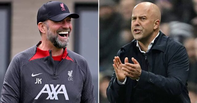 Jurgen Klopp si aktuálne overil najhoršie starosti Arneho Porta uprostred LIVERPOOL, ANGLICKO – 19. OKTÓBRA: Arne Slot, manažér Liverpoolu, sleduje pred zápasom Premier League medzi Liverpoolom a Manchestrom United na Anfielde 19. októbra 2025 v Liverpoole v Anglicku. (Foto: Michael Regan/Getty Images)