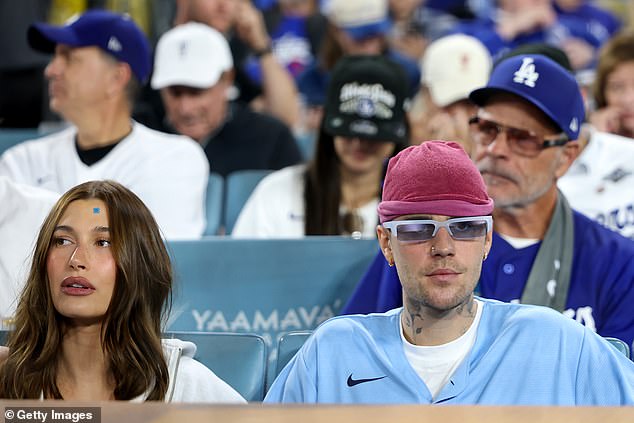 Justin Bieber zachytil zosmiešňovanie Shoheia Ohtaniho, keď on a lepšia Justin Bieber a jeho manželka Hailey povzbudzovali Blue Jays v hre 3 Svetovej série.