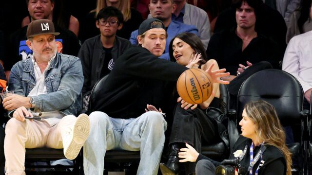 Justin Herbert z Chargers chráni Madison Beer pred basketbalom na Justin Herbert z Chargers chráni Madison Beer pred basketbalom na videohre Lakers