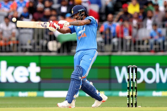 KL Rahul stroskotá po sebe 6 sekúnd pri 17 prejazdoch v celej AUS vs IND 2025 1. ODI (sledovať) 

