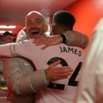 Enzo Maresca oslavuje s Reece Jamesom po víťazstve Chelsea proti Nottinghamu Forest