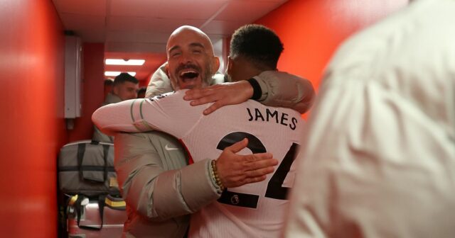 Enzo Maresca oslavuje s Reece Jamesom po víťazstve Chelsea proti Nottinghamu Forest