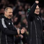 Martin O'Neill a Shaun Maloney oslavujú otvárací gól Celticu počas zápasu Premier League medzi Celticom a Falkirk v Celtic Parku 29. októbra 2025 v škótskom Glasgowe.