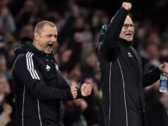 Keltské správy: Časová os oznámenia nového manažéra sa objaví, keď sa plán A rozpadne Martin O'Neill a Shaun Maloney oslavujú otvárací gól Celticu počas zápasu Premier League medzi Celticom a Falkirk v Celtic Parku 29. októbra 2025 v škótskom Glasgowe.