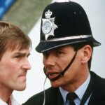 Bývalý manažér Liverpoolu Kenny Dalglish sa rozprával s policajtom počas katastrofy v Hillsborough 15. apríla 1989