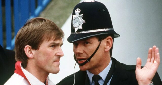 Bývalý manažér Liverpoolu Kenny Dalglish sa rozprával s policajtom počas katastrofy v Hillsborough 15. apríla 1989