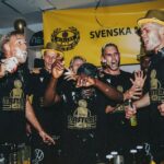 Hráči Mjallby si po zisku titulu napchali tváre tortou a striekali šampanským