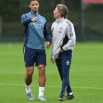 Gabriel Heinze a William Saliba (vľavo) hovoria o defenzívnej taktike na tréningu Arsenalu