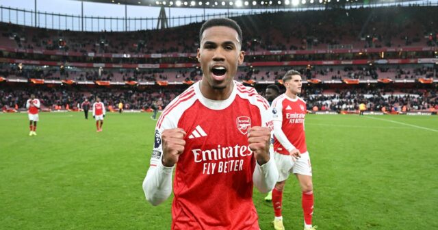 Kolekcia aktuálne odhalila 4-krát toto obdobie, prečo vlastne Mikel Arteta Gabriel z Arsenalu oslavuje po víťazstve tímu v zápase Premier League medzi Arsenalom a Crystal Palace na Emirates Stadium 26. októbra 2025 v Londýne v Anglicku