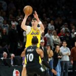 "Kto je číslo 12?" Jake LaRavia z Lakers dal fanúšikom T-wolves vedieť
