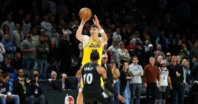 "Kto je číslo 12?" Jake LaRavia z Lakers dal fanúšikom T-wolves vedieť
