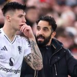 Hlavný tréner/manažér Manchestru United Ruben Amorim dáva pokyny Benjaminovi Sesko z Manchestru United, keď nastupuje počas zápasu Premier League medzi Liverpoolom a Manchestrom United.