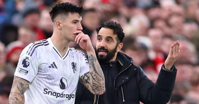 Hlavný tréner/manažér Manchestru United Ruben Amorim dáva pokyny Benjaminovi Sesko z Manchestru United, keď nastupuje počas zápasu Premier League medzi Liverpoolom a Manchestrom United.