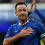 LONDÝN, ANGLICKO - 11. OKTÓBRA: John Terry z Chelsea Legends kvituje fanúšikov na plný úväzok po zápase Legends medzi Chelsea Legends a Liverpool Legends na Stamford Bridge 11. októbra 2025 v Londýne v Anglicku. (Foto Chris Lee - Chelsea FC/Chelsea FC cez Getty Images)