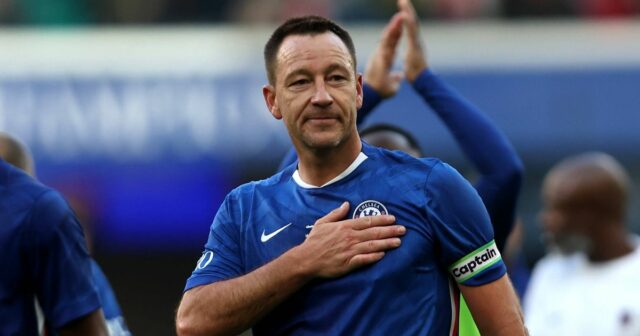 Kvalifikácia Johna Terryho ako supervízora úplne preskúmaná ako vedúca práca LONDÝN, ANGLICKO - 11. OKTÓBRA: John Terry z Chelsea Legends kvituje fanúšikov na plný úväzok po zápase Legends medzi Chelsea Legends a Liverpool Legends na Stamford Bridge 11. októbra 2025 v Londýne v Anglicku. (Foto Chris Lee - Chelsea FC/Chelsea FC cez Getty Images)