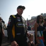 Samantha Busch, advokátka IVF a manželka jazdca NASCAR Kyle Buscha, hovorí po boku amerického prezidenta Donalda Trumpa a predstaviteľov administratívy počas podujatia v Oválnej pracovni Bieleho domu 16. októbra 2025 vo Washingtone - Zdroj: Getty