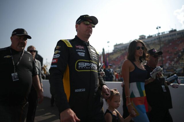 Kyle Busch a lepšia polovička Samantha sú obeťami „skrytej poistnej Samantha Busch, advokátka IVF a manželka jazdca NASCAR Kyle Buscha, hovorí po boku amerického prezidenta Donalda Trumpa a predstaviteľov administratívy počas podujatia v Oválnej pracovni Bieleho domu 16. októbra 2025 vo Washingtone - Zdroj: Getty