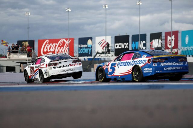 Kyle Larson a Shane van Gisbergen silne bojujú za víťazstvo v Charlotte 

