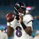Lamar Jackson hodí 4 touchdowny v napínavom návrate Ravens vs Dolphins