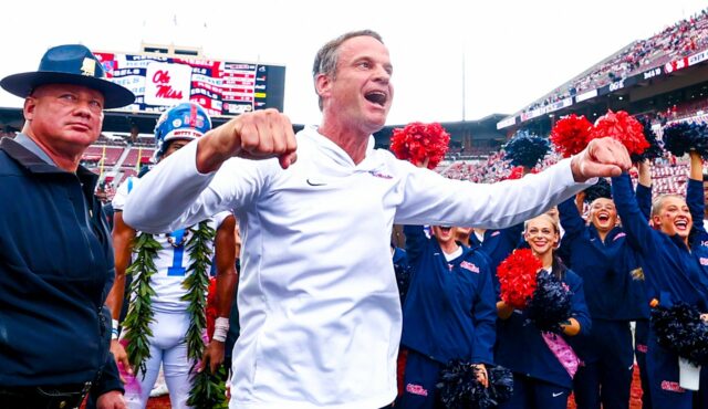 Lane Kiffin sa naposledy smeje proti hráčovi z Oklahomy po Lane Kiffin sa naposledy smeje proti hráčovi z Oklahomy po víťazstve Ole Miss