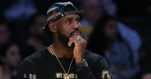 LeBron James je z háku po tom, čo nasledovník dokončí oblek '2nd Choice' 

