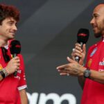Lewis Hamilton a Charles Leclerc sa na pódiu rozprávajú.