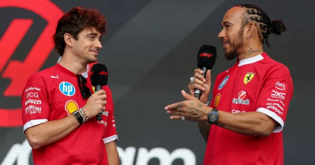 Lewis Hamilton a Charles Leclerc sa na pódiu rozprávajú. 