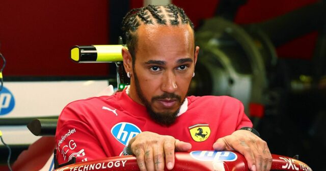 Lewis Hamilton zložil záväzok Arsenalu pomáhať celebrite Premier Organization z Lewis Hamilton nastupuje do červeného Ferrari F1
